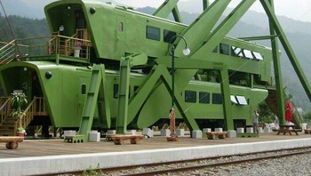 Sebuah kafe dibangun pakai Sepasang Lokomotif Berbentuk Belalang di Korea Selatan Foto: Reddit