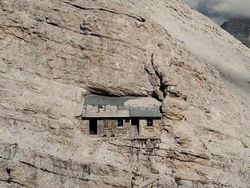 Foto Bangunan Unik dan Aneh Bikin Tercengang