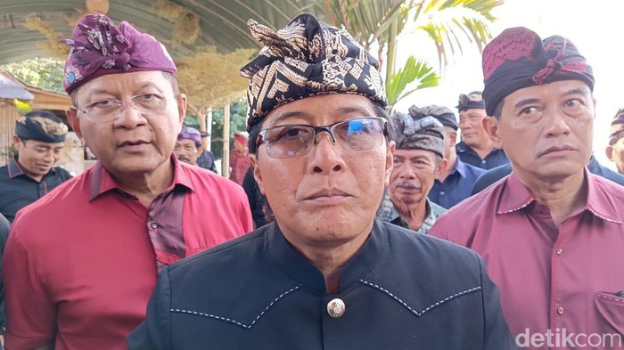 Bakal calon wakil gubernur Bali, I Nyoman Giri Prasta, saat mengunjungi Desa Tinga-Tinga, Kecamatan Gerokgak, Buleleng, Jumat (6/9/2024). (Made Wijaya Kusuma/detikBali)