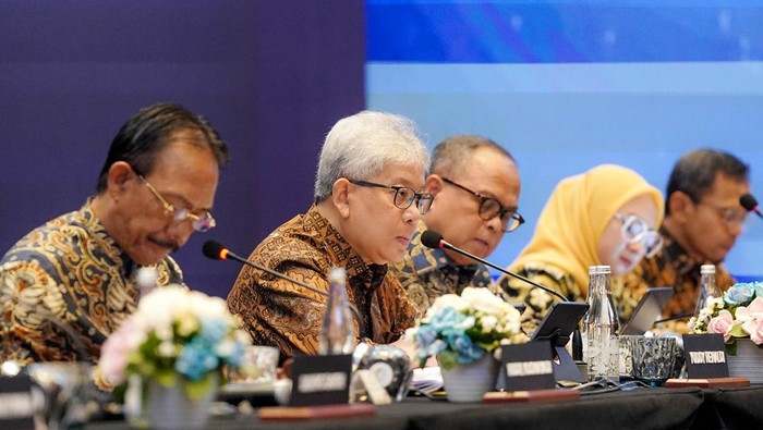 Bank bjb Rombak Jajaran Dewan Komisaris Perseroan Bank Pembangunan Daerah Jawa Barat dan Banten, Tbk (bank bjb) menggelar Rapat Umum Pemegang Saham Luar Biasa (RUPSLB) di Grand Ballroom Trans Hotel Bandung.