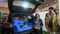 CEO Subaru Indonesia Arie Christopher bersama dengan drh Rajanti melihat kucing bernama Subi yang merupakan maskot di Plaza Subaru. Subaru Indonesia turut berpartisipasi di Indonesia Pet Expo (IIPE) 2024 dengan mengusung tema Subaru Peduli Hewan. Partisipasi juga dalam bentuk donasi sebesar Rp140.000.000 untuk memberikan dukungan kesejahteraan kepada hewan peliharaan.