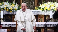 Paus Fransiskus merupakan paus ke-266 sekaligus orang pertama dari Ordo Yesuit yang terpilih sebagai Paus. Mayoritas paus sebelumnya berasal dari Ordo Benediktin dan Ordo Fransiskan. (REUTERS/Guglielmo Mangiapane)