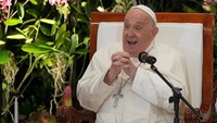 Setelah terpilih menjadi pemimpin umat Katolik, Jorge Mario Bergoglio lalu memilih nama Paus Fransiskus. Nama itu diambil dari Santo Fransiskus dari Asisi. (REUTERS/Tatan Syuflana)