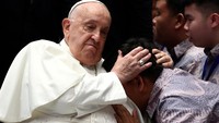 Kehadiran Paus Fransiskus di Indonesia menjadi kado terindah untuk seluruh umat Katolik di Indonesia. Mereka sangat berharap mendapat berkat dari Paus Fransiskus. (REUTERS/Guglielmo Mangiapane)