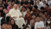 Pemimpin umat Katolik dunia itu juga mengucapkan terima kasih kepada seluruh warga Indonesia yang menyambutnya dengan hangat. (REUTERS/Tatan Syuflana)