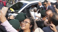 Paus Fransiskus menuai decak kagum karena menunjukkan kesederhanaan meskipun menyandang status sebagai pemimpin umat Katolik seluruh dunia dan pemimpin negara Vatikan. Ia datang dengan pesawat komersial alih-alih naik jet pribadi. Selain itu, Paus Fransiskus juga memilih mobil Toyota Innova Zenix ketimbang mobil mewah layaknya pejabat di Indonesia. Ia duduk di depan atau sebelah pengemudi dan menyapa umatnya. (AP Photo/Achmad Ibrahim)