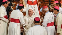 Setelah bertemu Presiden Jokowi, Paus Fransiskus mengunjungi Gereja Katedral, Jakarta. Dalam dialog dengan uskup, imam, diakon, pelaku hidup bakti, seminaris, dan katekis, Paus Fransiskus menyampaikan pesan tentang Iman, persaudaraan dan bela rasa atau faith, fraternity, and compassion. (REUTERS/Yasuyoshi Chiba)