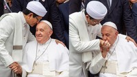 Ada momen penuh haru penuh persahabatan usai Paus Fransiskus mengakhiri kunjungannya ke Masjid Istiqlal. Saat itu Nazaruddin Umar tampak mencium kepala Paus Fransiskus, yang kemudian dibalas dengan Paus yang mencium tangan Imam Besar Masjid Istiqlal tersebut. (ANTARA FOTO/Dhemas Reviyanto)