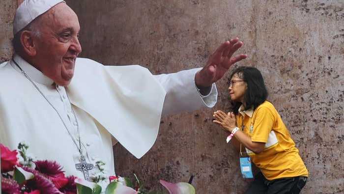 Pengunjung berfoto dengan latar belakang foto Paus Fransiskus saat akan mengikuti misa akbar di kawasan Gelora Bung Karno, Jakarta, Kamis (5/9/2024). 

INDONESIA PAPAL VISIT COMMITTEE/HENDRA A SETYAWAN
05-09-2024