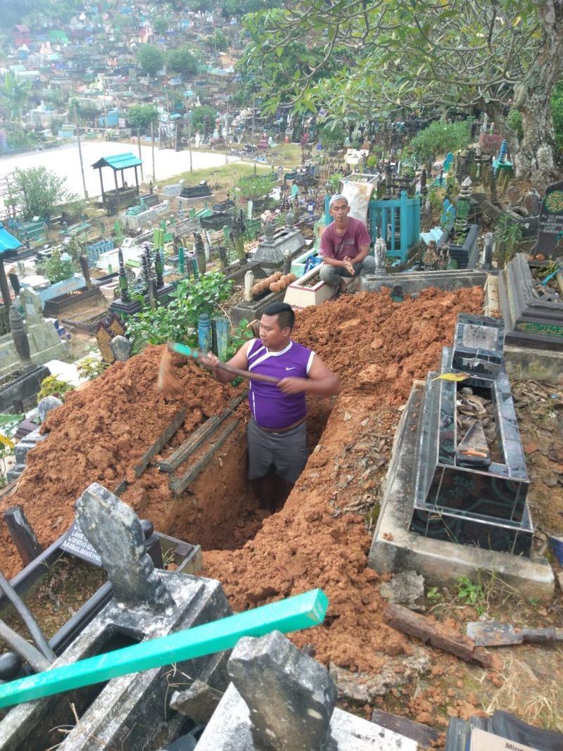 Bripka Joko Hadi Aprianto, Bintara Polsek Samarinda Hulu yang menjadi tukang gali kubur, mendapat apresiasi dari Kapolr Jenderal Listyo Sigit Prabowo lewat Kadiv Humas Polri Irjen Sandi Nugroho. (Dok Polri)