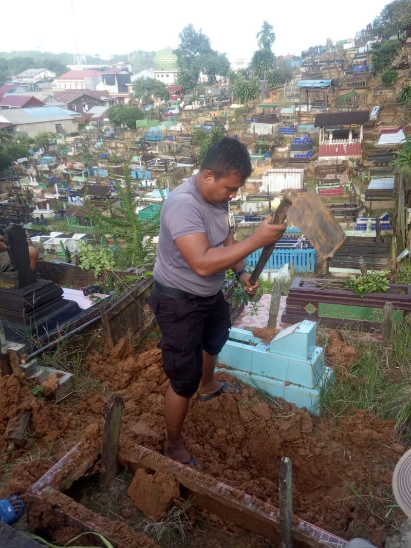 Bripka Joko Hadi Aprianto, Bintara Polsek Samarinda Hulu yang menjadi tukang gali kubur, mendapat apresiasi dari Kapolr Jenderal Listyo Sigit Prabowo lewat Kadiv Humas Polri Irjen Sandi Nugroho. (Dok Polri)