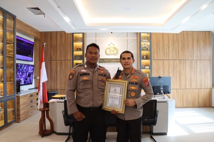 Bripka Joko Hadi Aprianto, Bintara Polsek Samarinda Hulu yang menjadi tukang gali kubur, mendapat apresiasi dari Kapolr Jenderal Listyo Sigit Prabowo lewat Kadiv Humas Polri Irjen Sandi Nugroho. (Dok Polri)