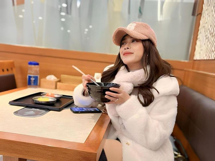 Momen Brisia Jodie Makan Kue Bareng JOnathan Alden hingga Kulineran di Korea