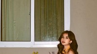Brisia Jodie juga sempat memamerkan momen ulang tahunnya beberapa bulan lalu. Ia berpose cantik sambil memegang kue berhiaskan bunga itu. Foto: Instagram