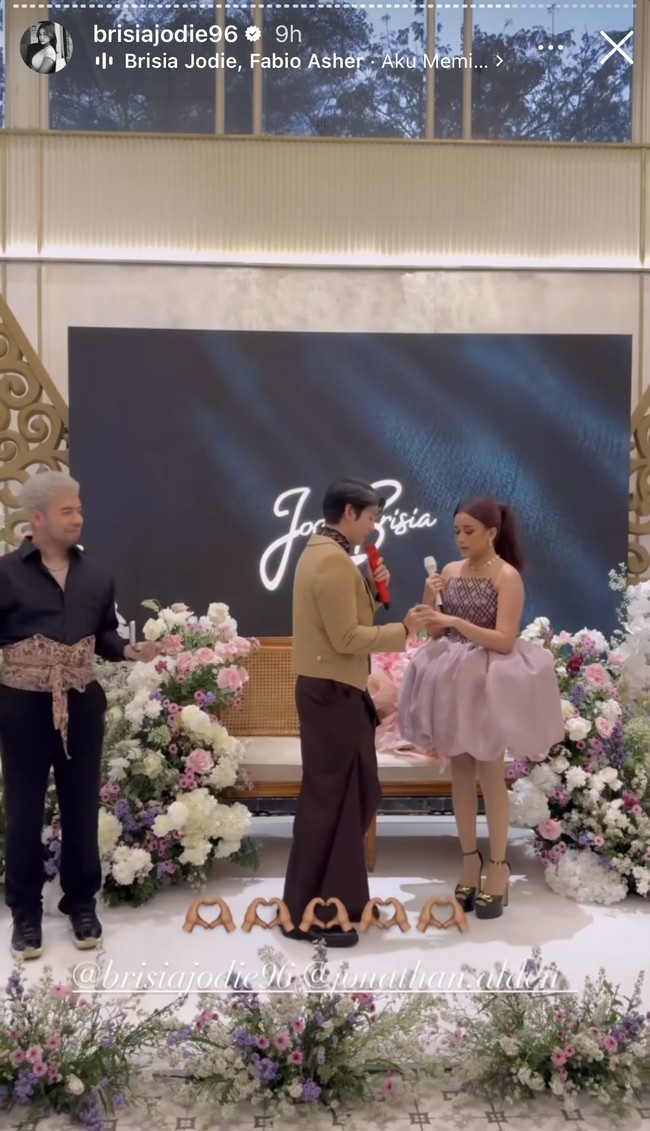 Jodie dan Alden sendiri diketahui baru mempublikasikan hubungan keduanya pada bulan Juli lalu. Meski demikian Jodie sempat mengaku jika sebenarnya Alden sudah pernah mendekatinya pada tahun 2022. Foto: Instagram/@brisiajodie96/@jonathan.alden_