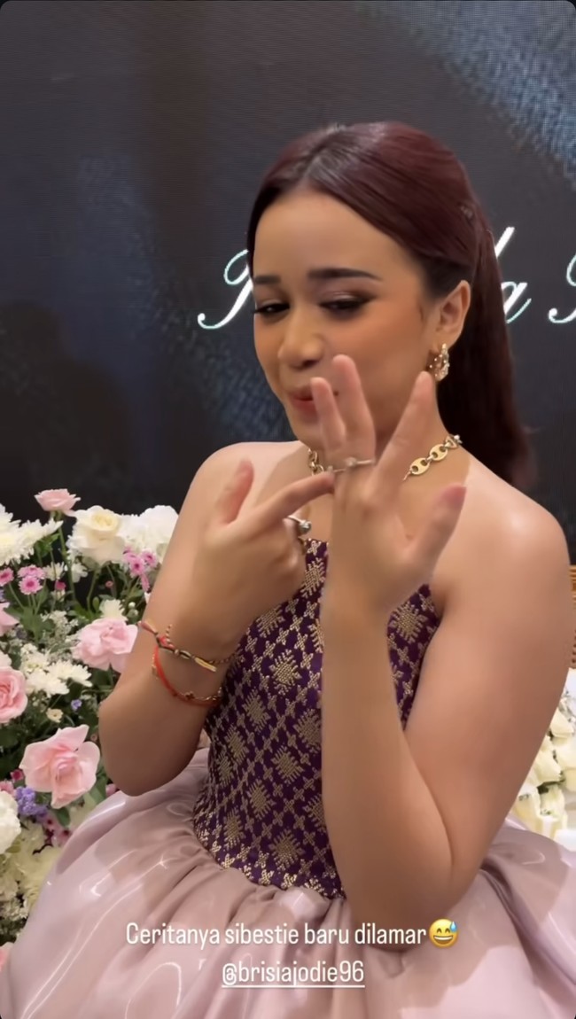 Begitu bahagia di lamar kekasih, dalam salah satu unggahannya terlihat Jodie yang tersenyum sambil menari dan sekilas memamerkan cincin di jari manisnya. Foto: Instagram/@brisiajodie96/@jonathan.alden_