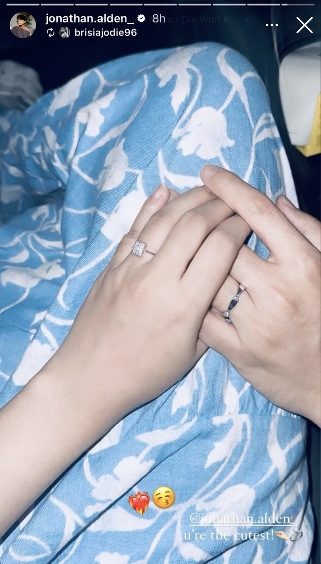 Di Story lain juga terlihat Jodie yang kembali memamerkan tangannya dan kekasih. Terlihat jelas di jari manis Jodie cincin lamaran yang diberikan oleh Alden. Foto: Instagram/@brisiajodie96/@jonathan.alden_