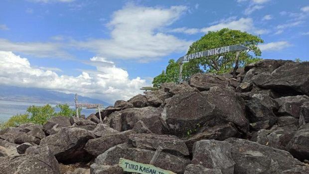 Bukit batu purba di Koja Doi.