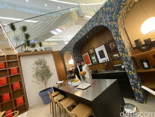 Yuni Jie yang belum lama ini digandeng Louis Vuitton untuk proyek renovasi butik pertamanya di Jakarta mendapat bagian pantry dengan menginfusi estetika desain Jepang yang zen dan karakter desainnya yang urban dan timeless. Sentuhan personal hadir lewat elemen jeruk dan oranye, warna favoritnya. Di pameran tersebut, Yuni Jie juga sempat meluncurkan buku terbarunya.  (Foto: Daniel Ngantung/detikcom)