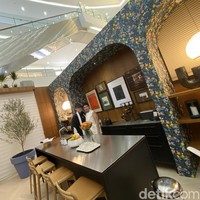 Yuni Jie yang belum lama ini digandeng Louis Vuitton untuk proyek renovasi butik pertamanya di Jakarta mendapat bagian pantry dengan menginfusi estetika desain Jepang yang zen dan karakter desainnya yang urban dan timeless. Sentuhan personal hadir lewat elemen jeruk dan oranye, warna favoritnya. Di pameran tersebut, Yuni Jie juga sempat meluncurkan buku terbarunya.  (Foto: Daniel Ngantung/detikcom)