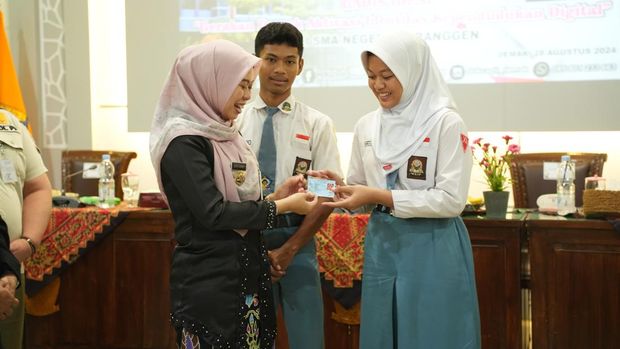 Bupati Demak memberikan simbolis KTP di SMAN Mranggen I