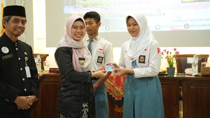 Bupati Demak memberikan simbolis KTP di SMAN Mranggen I