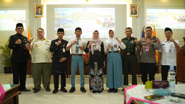 Bupati Demak memberikan simbolis KTP di SMAN Mranggen I