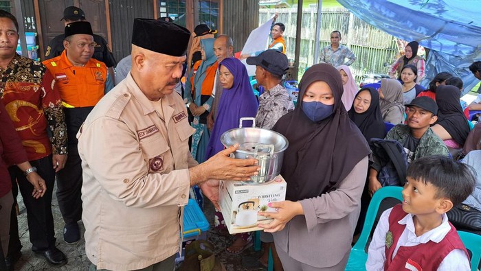 Bupati Kukar Edi Damansyah saat memberikan bantuan kepada korban kebakaran di kelurahan Loa Ipuh.