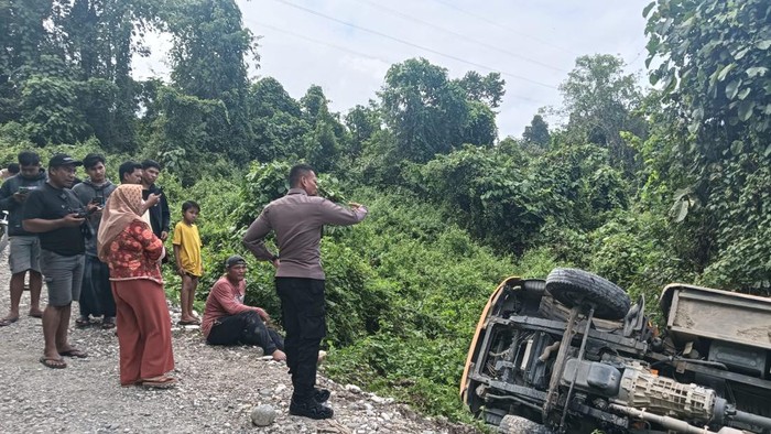 Bus angkut 23 siswa TK-SD di Banggai terjun ke jurang.