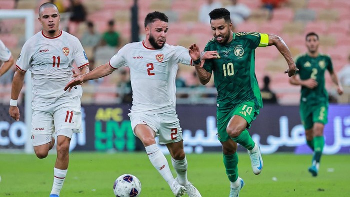 Soccer Football - World Cup - AFC Qualifiers - Group C - Saudi Arabia v Indonesia - King Abdullah Sports City, Jeddah, Saudi Arabia - September 5, 2024 Saudi Arabias Salem Al Dawsari in action with Indonesias Calvin Verdonk REUTERS/Stringer