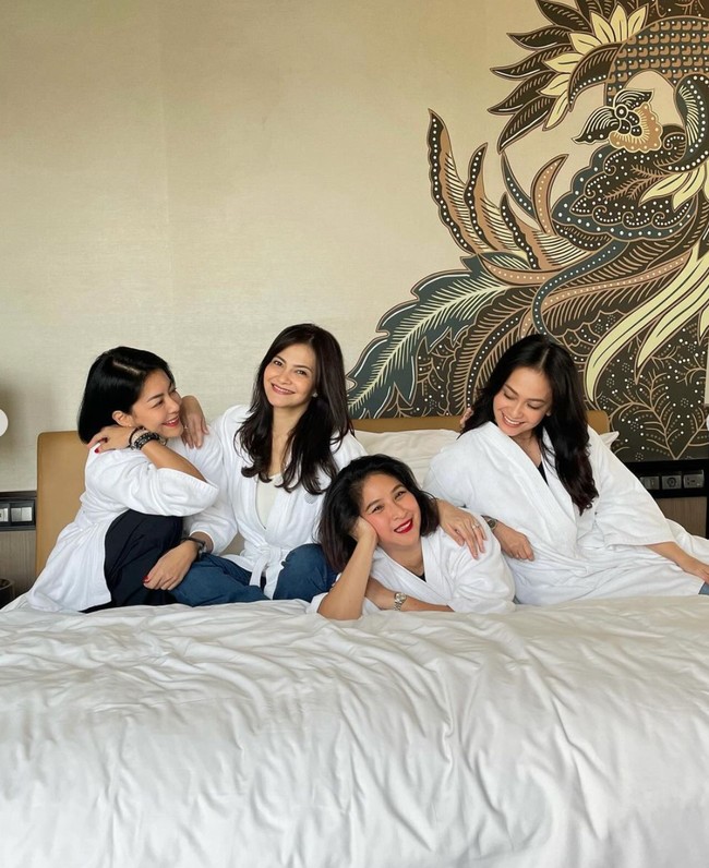 Seperti dalam foto, keempatnya tampil kompak berpose di atas ranjang sambil mengenakan kimono putih polos. Cherishing every moment with them, tulis Cut Tary dalam keterangan unggahannya. Foto: Instagram/@cuttaryofficial