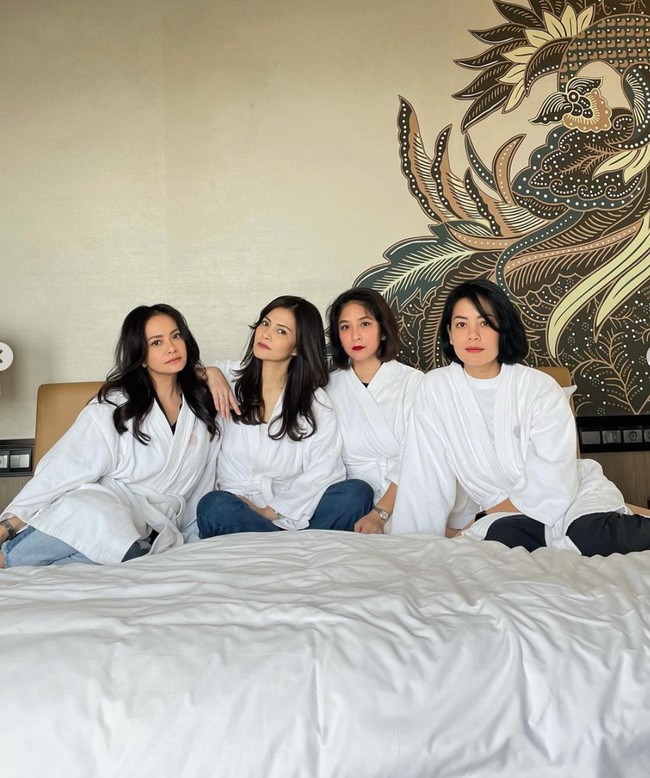 Sebelumnya Cut Tary sendiri sempat membagikan beberapa foto keempatnya yang kembali berkumpul di acara Anak Lama. Tampaknya setelah kembali berkumpul, Cut Tary dan para sahabatnya itu langsung merencanakan untuk berlibur bersama. Foto: Instagram/@cuttaryofficial