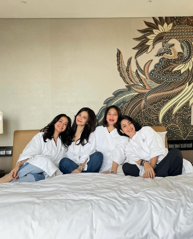 Meski keempatnya sudah sama-sama memasuki usia kepala 4, namun Cut Tary dan ketiga sahabatnya itu terlihat masih menawan. Cut Tary sendiri diketahui sudah berusia 46 tahun, sementara Ersa Mayori 45 tahun, Lulu Tobing 46 tahun, dan Novita Angie 48 tahun. Foto: Instagram/@cuttaryofficial