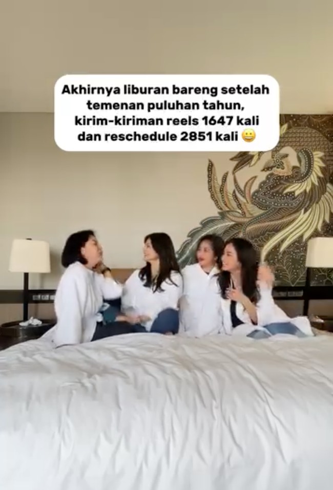 Keempatnya juga sempat membuat konten video bersama. Dalam keterangannya Cut Tary mengungkapkan jika keempatnya memang sulit bertemu langsung karena kesibukan masing-masing. Dan setelah berteman selama puluhan tahun, akhirnya kali ini keempatnya bisa berlibur bersama. Foto: Instagram/@cuttaryofficial