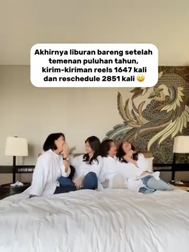 Bercanda tawa bersama, kebahagiaan begitu terpancar dari keempat sahabat tersebut. Bagaimana tidak, setelah lama direncanakan akhirnya rencana keempatnya untuk liburan bareng bisa terealisasi. Foto: Instagram/@cuttaryofficial