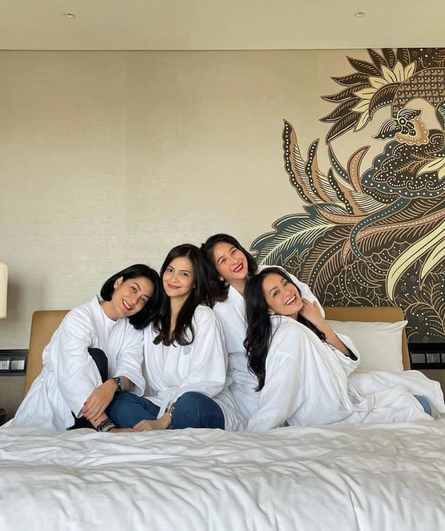 Cut Tary baru saja membagikan foto dirinya bersama para sahabatnya, Lulu Tobing, Ersa Mayori, dan Novita Angie. Keempatnya tampak asik berlibur bersama. Foto: Instagram/@cuttaryofficial