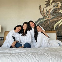 Cut Tary baru saja membagikan foto dirinya bersama para sahabatnya, Lulu Tobing, Ersa Mayori, dan Novita Angie. Keempatnya tampak asik berlibur bersama. Foto: Instagram/@cuttaryofficial