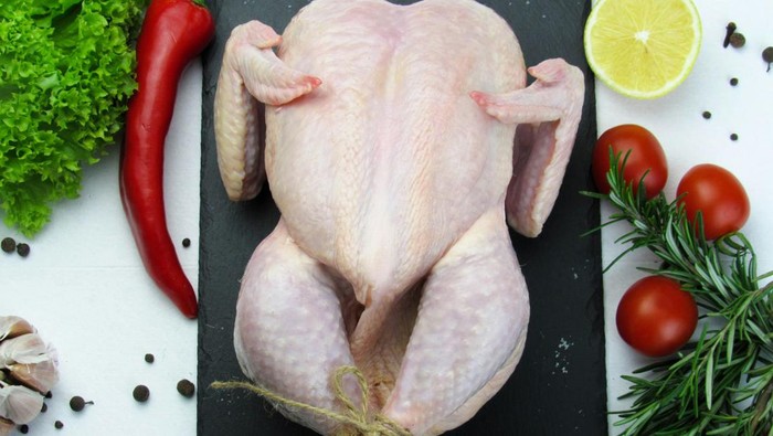 Ilustrasi daging ayam mentah utuh