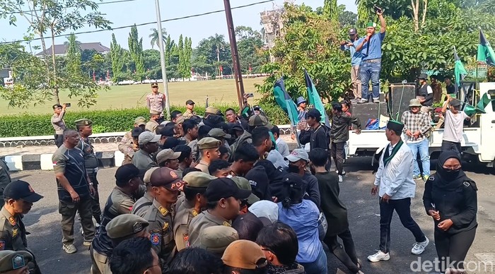 Demo mahasiswa di kompleks perkantoran Pemkab Bogor, 6 September 2024. (Rizky Adha Mahendra/detikcom)