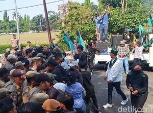 Mahasiswa Demo dan Satpol PP Saling Dorong di Kompleks Pemkab Bogor