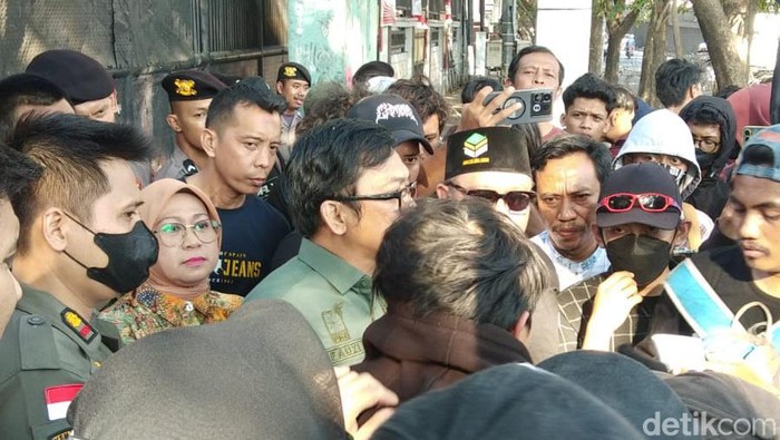 Demo mahasiswa UIN Alauddin Makassar di Kantor DPRD Sulsel.