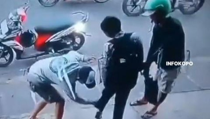 Detik-detik dua pria dewasa curi handphone pelajar di Margahayu