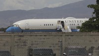 Pesawat yang membawa Menteri Luar Negeri AS Antony Blinken tiba di Bandara Internasional Toussaint Louverture di Port-au-Prince, Haiti, Kamis (5/9/2024). (AP Photo/Odelyn Joseph)