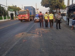 2 Pemotor Tewas Tabrak Truk Parkir di Jalur Arteri Jombang