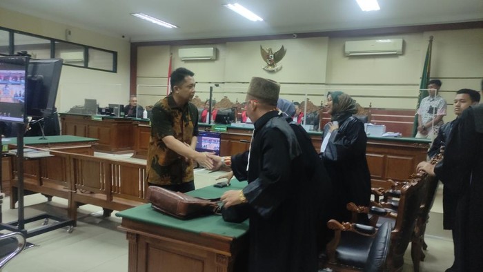 Ek Kepala BPBD Sidoarjo Ari Suryono usai menjalani sidang tuntutan di Pengadilan Tipikor