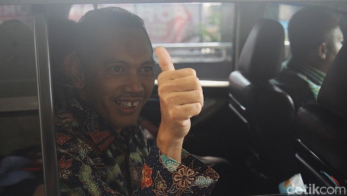 Ekspresi Nurul Ghufron Usai Dinyatakan Langgar Etik-Sanksi Potong Gaji Wakil Ketua KPK Nurul Ghufron (kanan) mengikuti putusan sidang etik di gedung ACLC KPK, Jakarta, Jumat (6/9/2024). Dewan Pengawas KPK menjatuhkan sanksi sedang berupa teguran tertulis dan pemotongan penghasilan sebesar 20 persen selama enam bulan kepada Wakil Ketua KPK Nurul Ghufron karena terbukti melakukan pelanggaran kode etik atas ikut campur proses mutasi pegawai di Kementerian Pertanian.