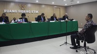 Wakil Ketua KPK Nurul Ghufron (kanan) mengikuti putusan sidang etik di gedung ACLC KPK, Jakarta, Jumat (6/9/2024).