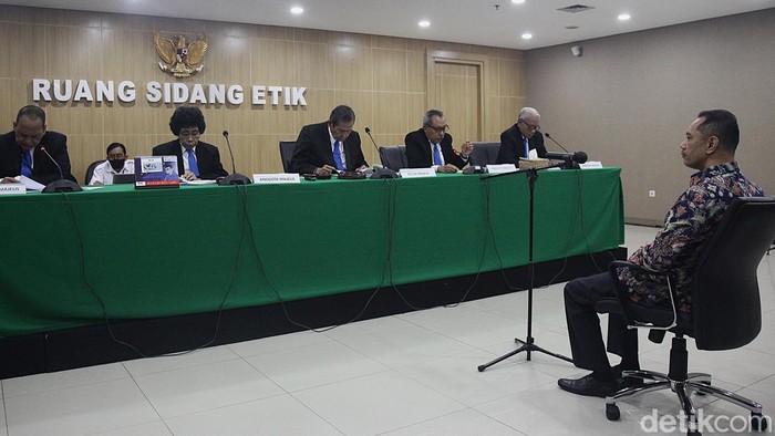 Ekspresi Nurul Ghufron Usai Dinyatakan Langgar Etik-Sanksi Potong Gaji Wakil Ketua KPK Nurul Ghufron (kanan) mengikuti putusan sidang etik di gedung ACLC KPK, Jakarta, Jumat (6/9/2024). Dewan Pengawas KPK menjatuhkan sanksi sedang berupa teguran tertulis dan pemotongan penghasilan sebesar 20 persen selama enam bulan kepada Wakil Ketua KPK Nurul Ghufron karena terbukti melakukan pelanggaran kode etik atas ikut campur proses mutasi pegawai di Kementerian Pertanian.