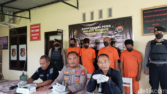 Empat komplotan maling spesialis traktor di Minggir saat rilis kasus di Polsek Minggir, Sleman, Jumat (6/9/2024).
