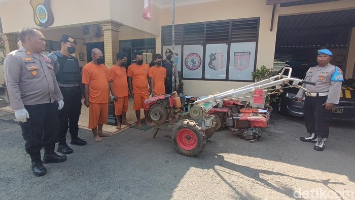 Empat komplotan maling spesialis traktor di Minggir saat rilis kasus di Polsek Minggir, Sleman, Jumat (6/9/2024).